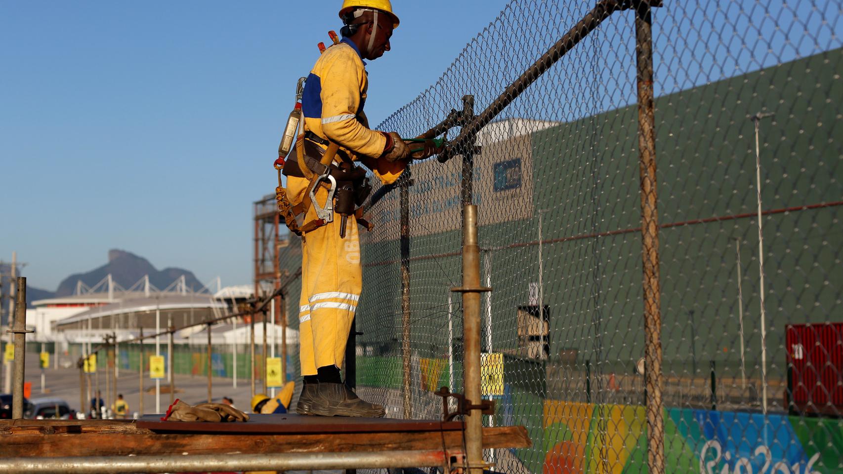 Operarios realizando obras en las inmediaciones del Estadio Olímpico.
