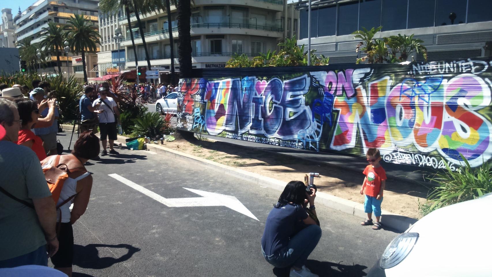 El mural colgado en el Paseo de los Ingleses pidiendo unidad.