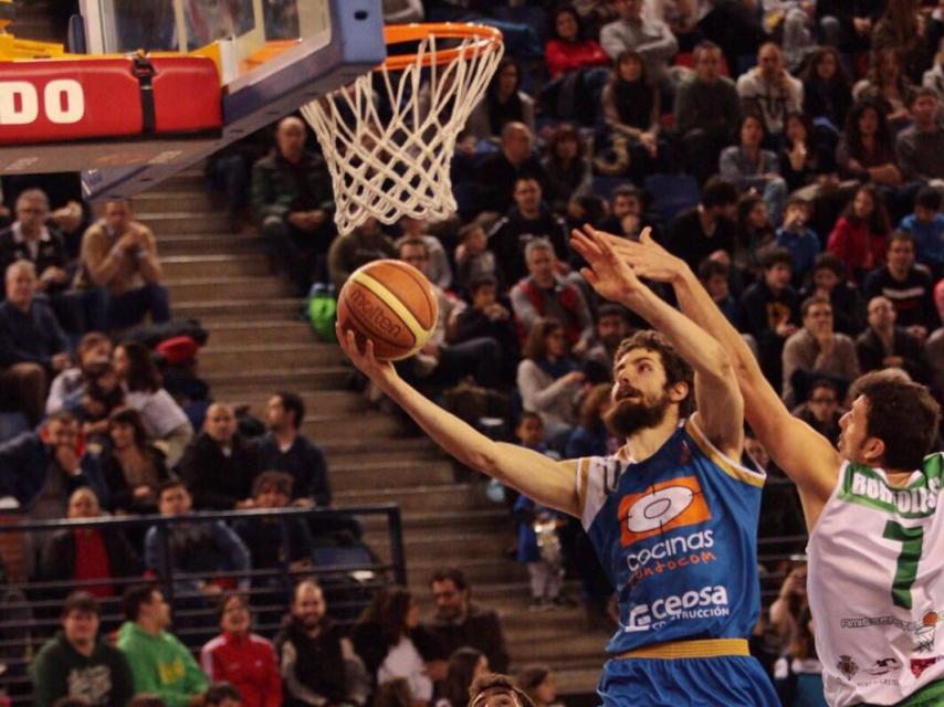 Borja Arévalo penetra a canasta en un partido de esta temporada.