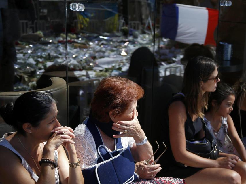 Las personas rinden homenaje a las víctimas en el paseo de los Ingleses en Niza.