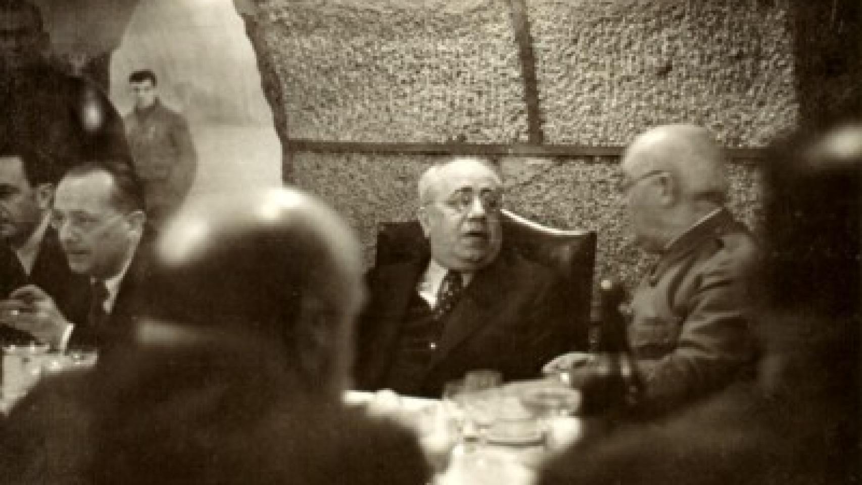 Azaña en una de las cenas en los sótanos del Ministerio de Hacienda