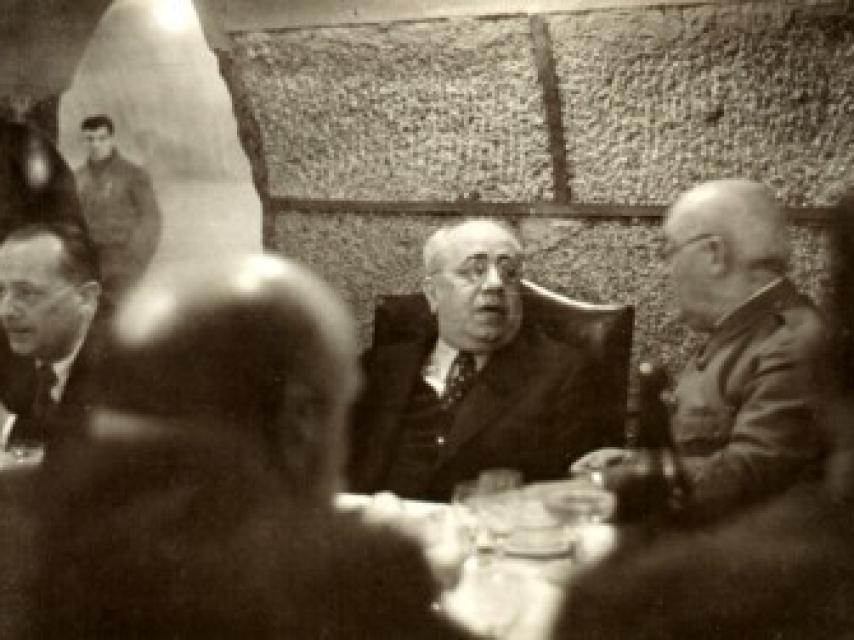 Azaña en una de las cenas en los sótanos del Ministerio de Hacienda