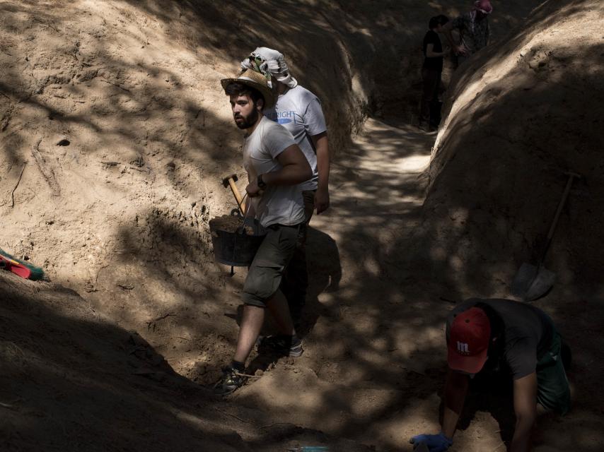 Los arqueólogos cavan la trinchera