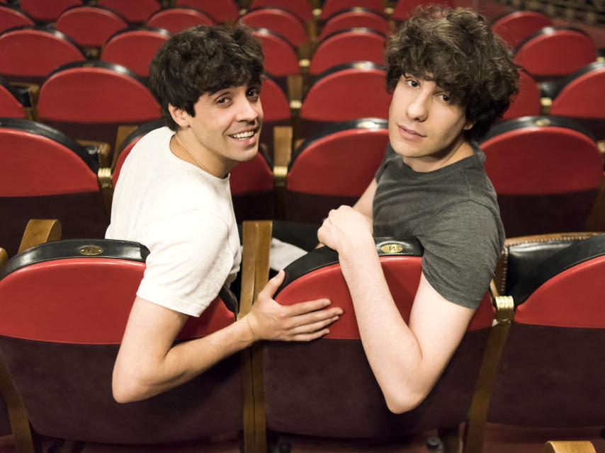 Javi Ambrossi y Javi Calvo en el Teatro Lara, su segunda casa.