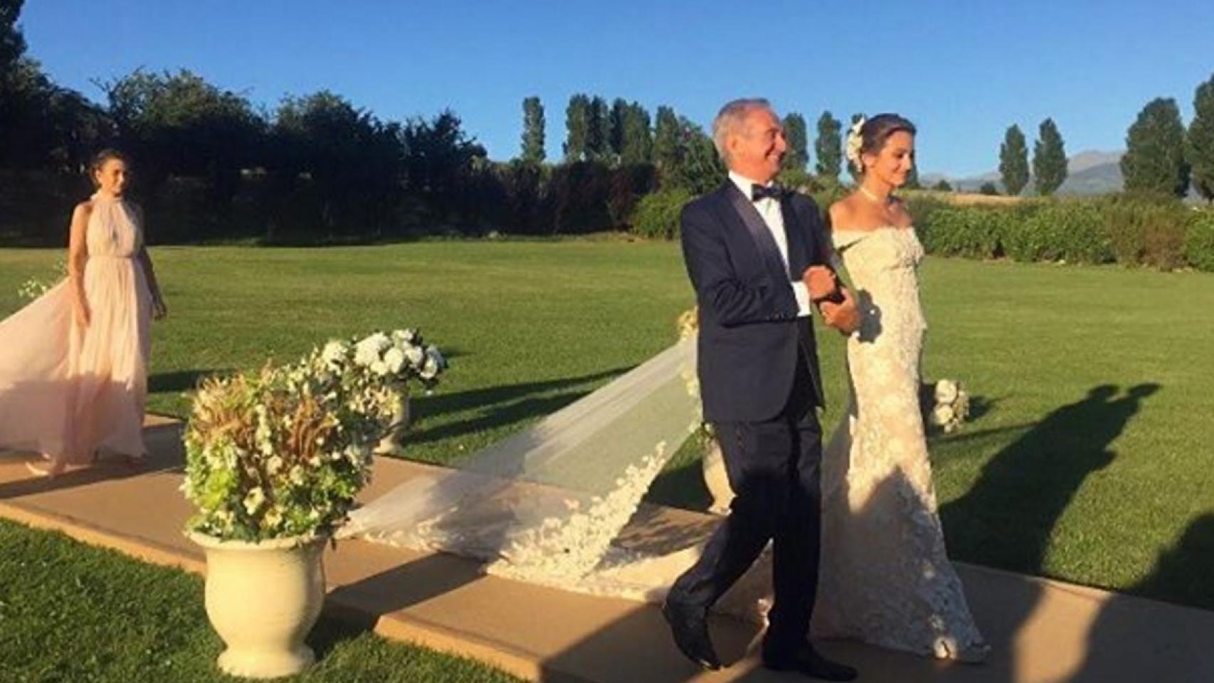 La novia llegando a la ceremonia del brazo del padre