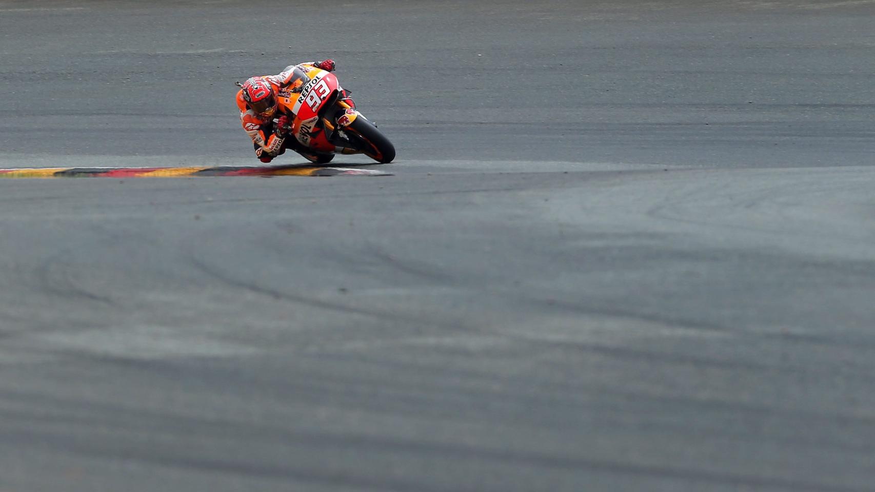 Márquez tumba la moto en una curva en Sachsenring.