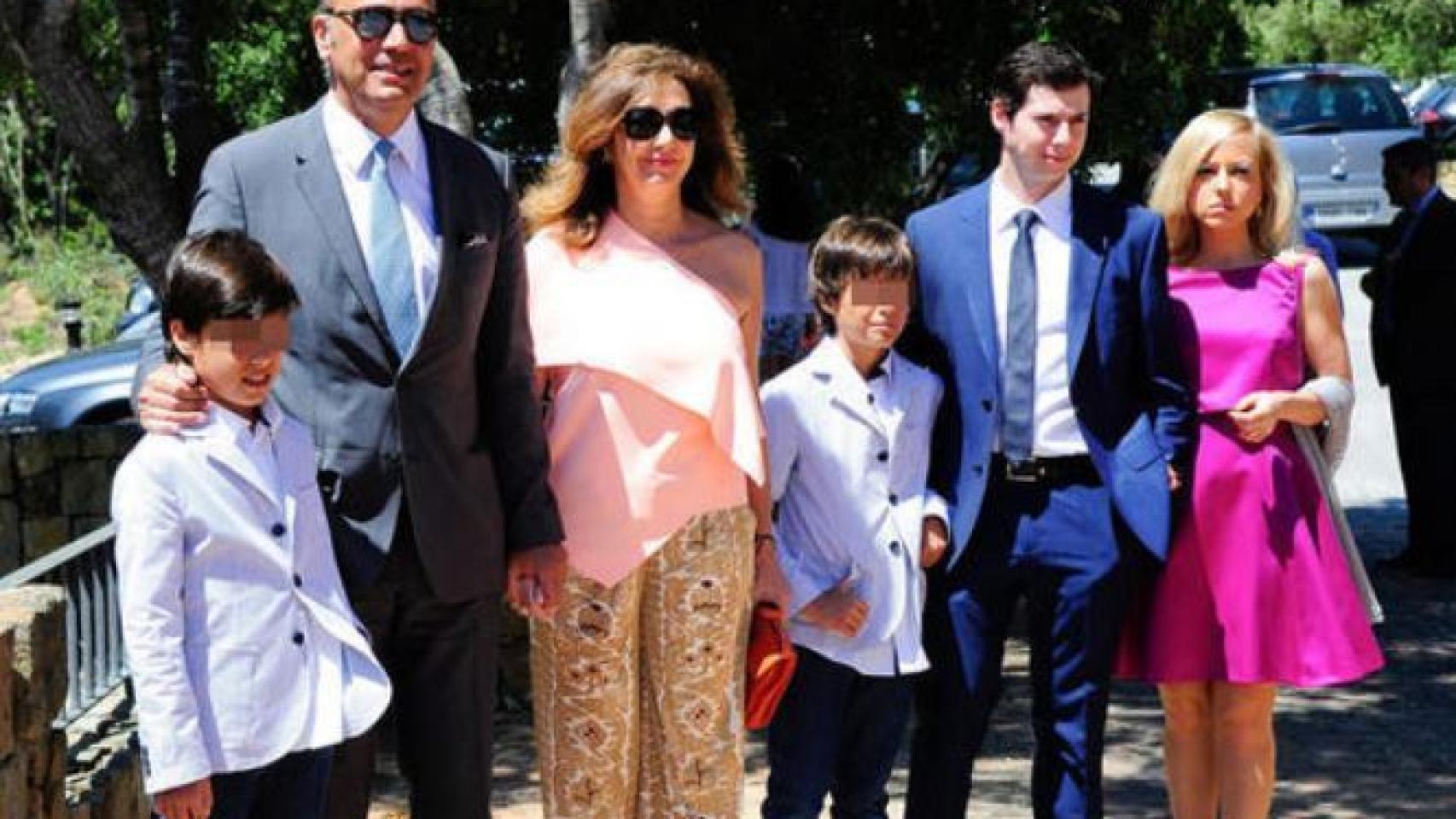 Ana Rosa con su marido Juan, los gemelos de ambos y su hijo Álvaro y su nuera Ana