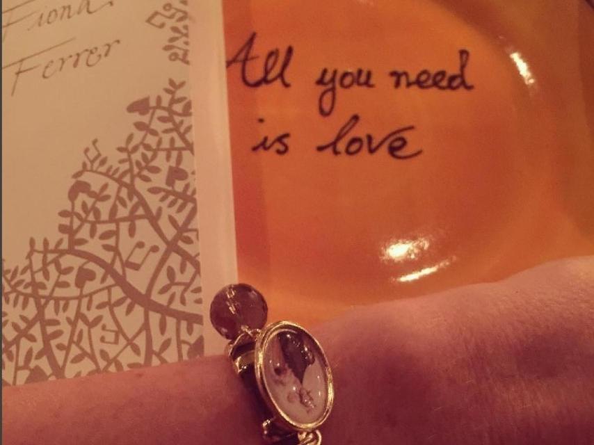 Plato con mensaje y menú personalizado que tenían los invitados en la mesa