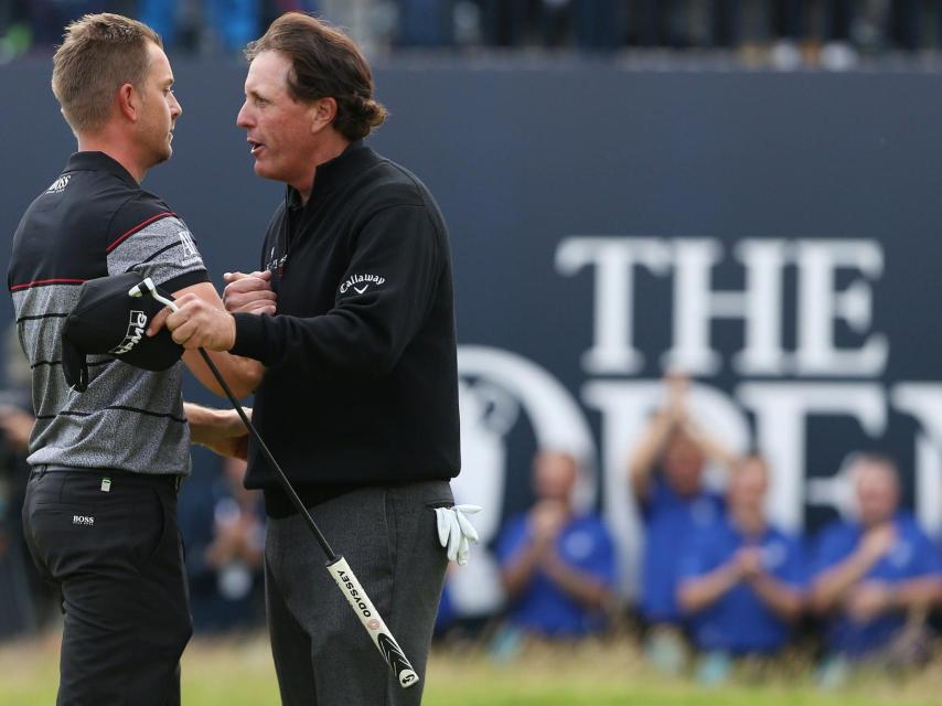 Stenson es felicitado por Phil Mickelson.