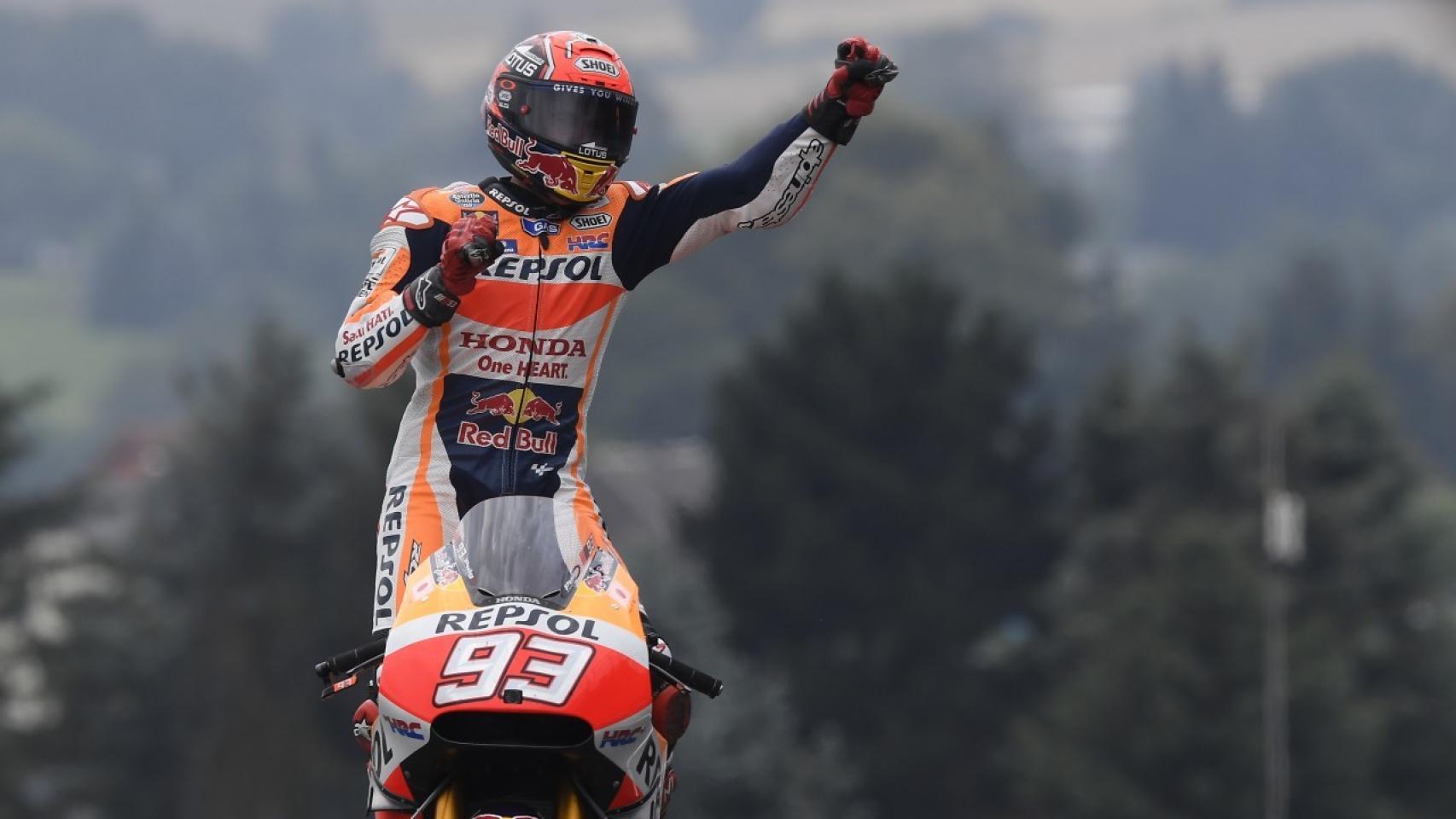 Márquez celebra la victoria en Sachsenring.