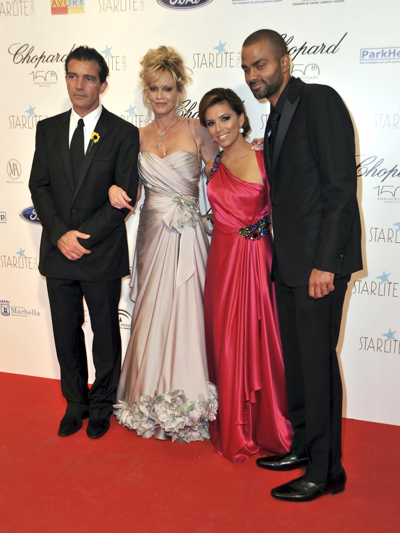 Antonio Banderas, Melanie Griffith, Eva Longoria y su ex marido el baloncestista Tony Parker durante la Gala Starlite Marbella en 2010
