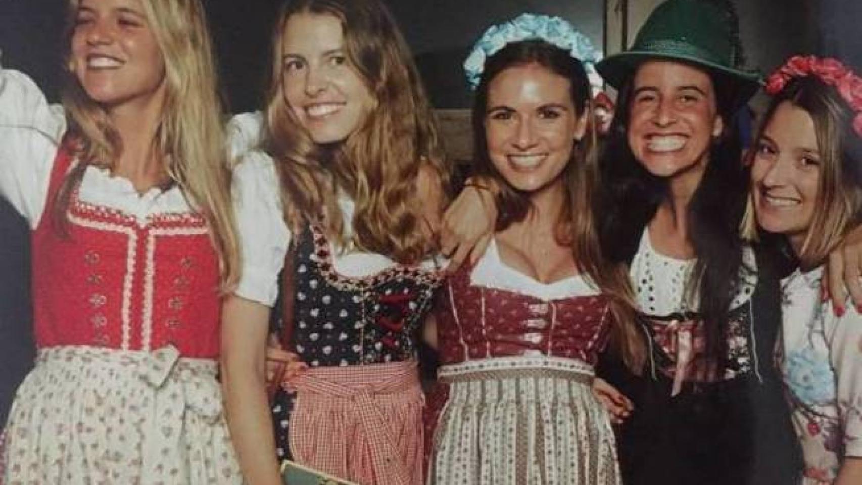 Unas amigas de la novia vestidas de tirolesas.