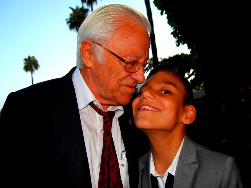 El padre Ángel y el pequeño Adrián Martín, fan de Longoria