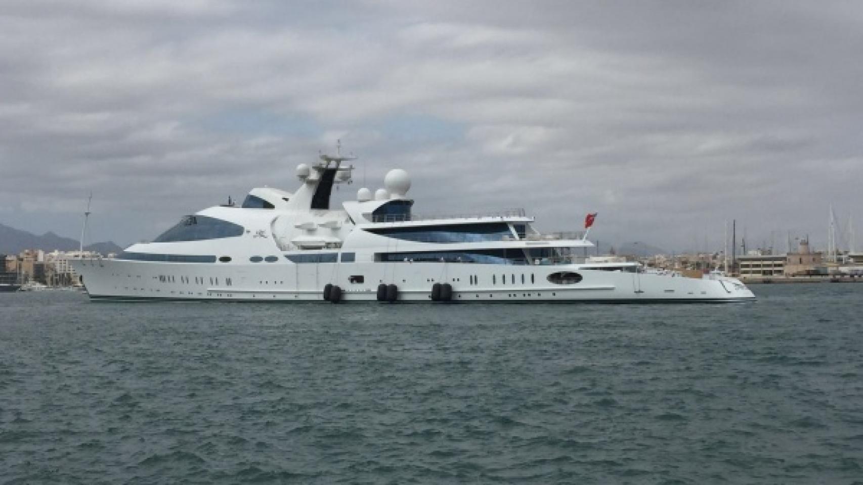 Yas la embarcación del emir Hamadan bin Fayed bin Sultan Al Nahyan