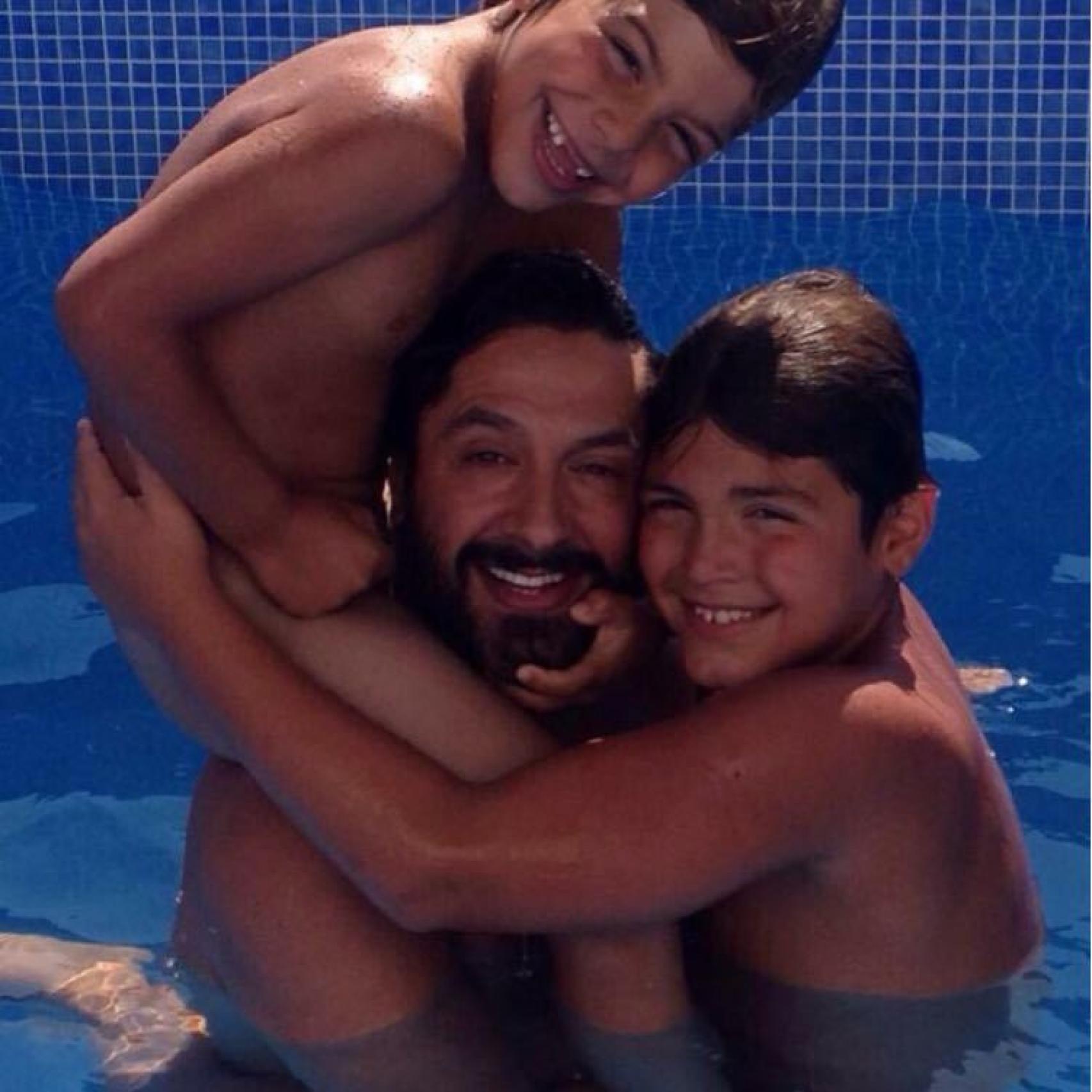 Amargo abraza a sus hijos en una imagen muy refrescante.