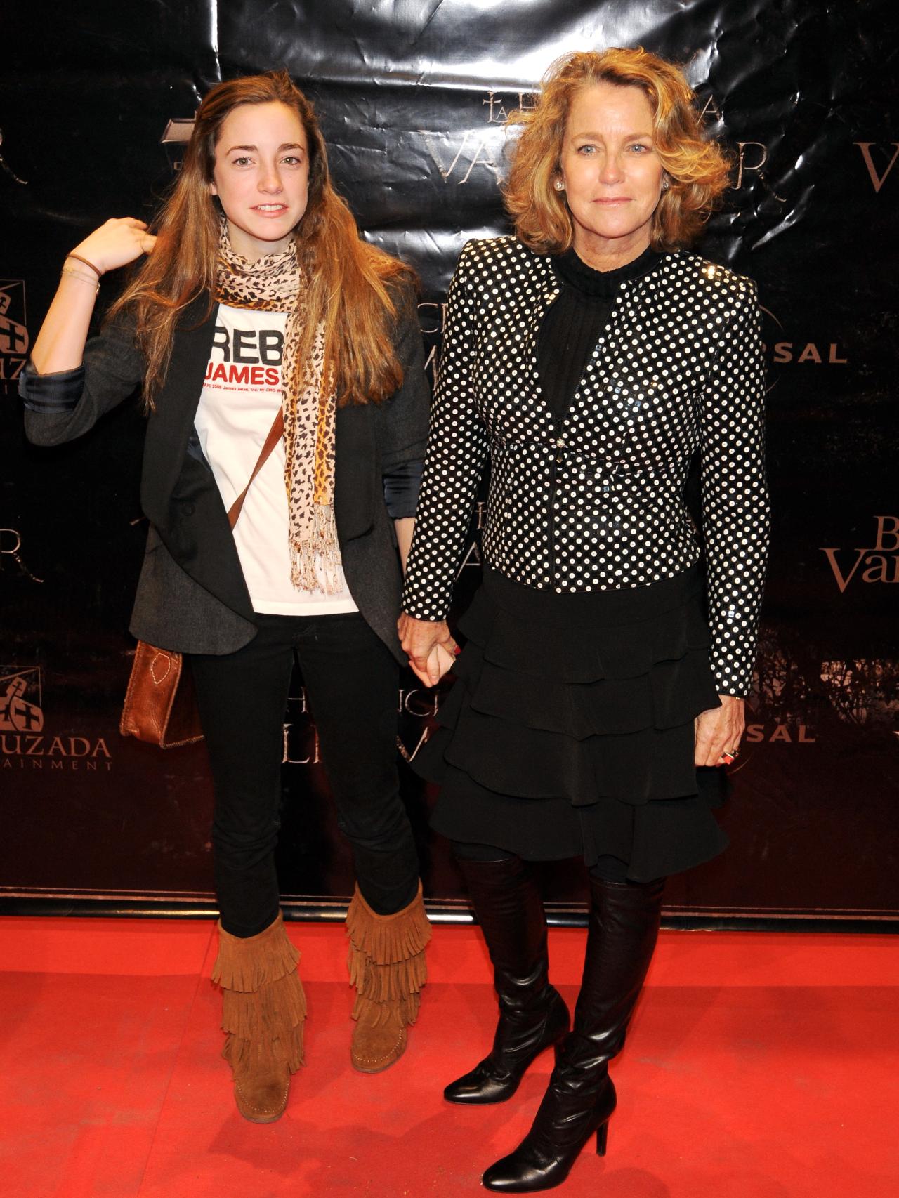 María Suelves junto a su hija.
