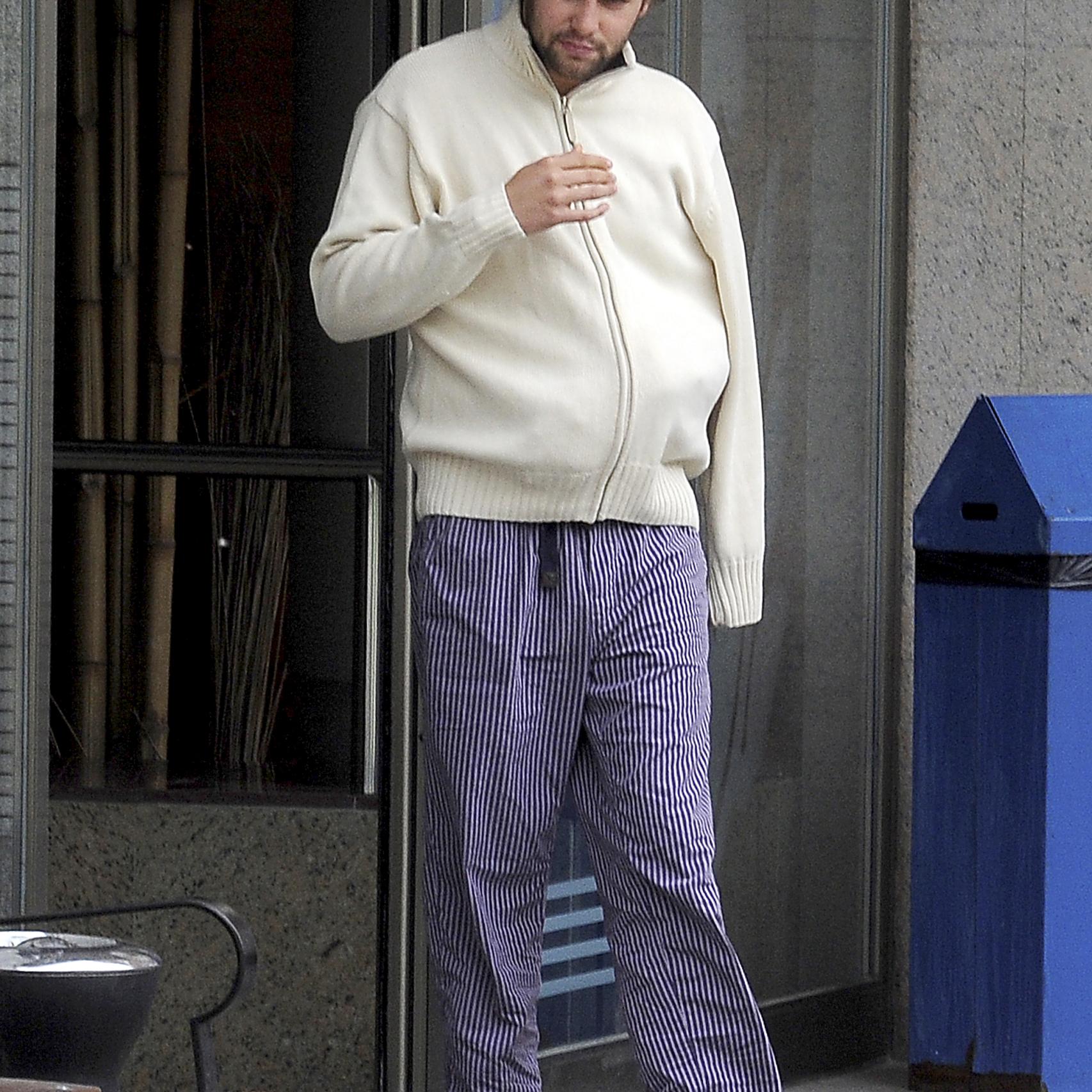 Juan José Franco Suelves, hijo de Francis, saliendo de un centro hospitalario.