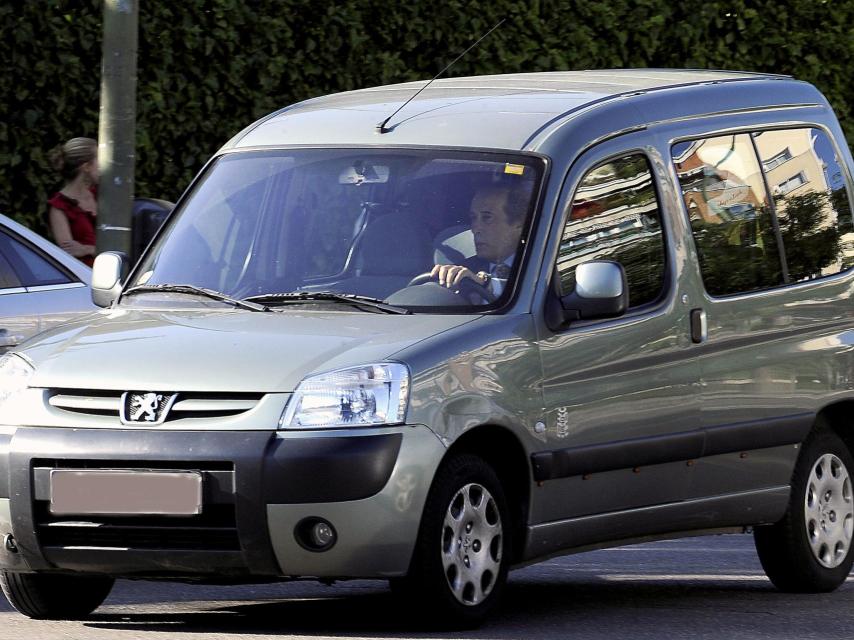 El nieto mayor de Francisco Franco, en el interior de uno de sus vehículos.