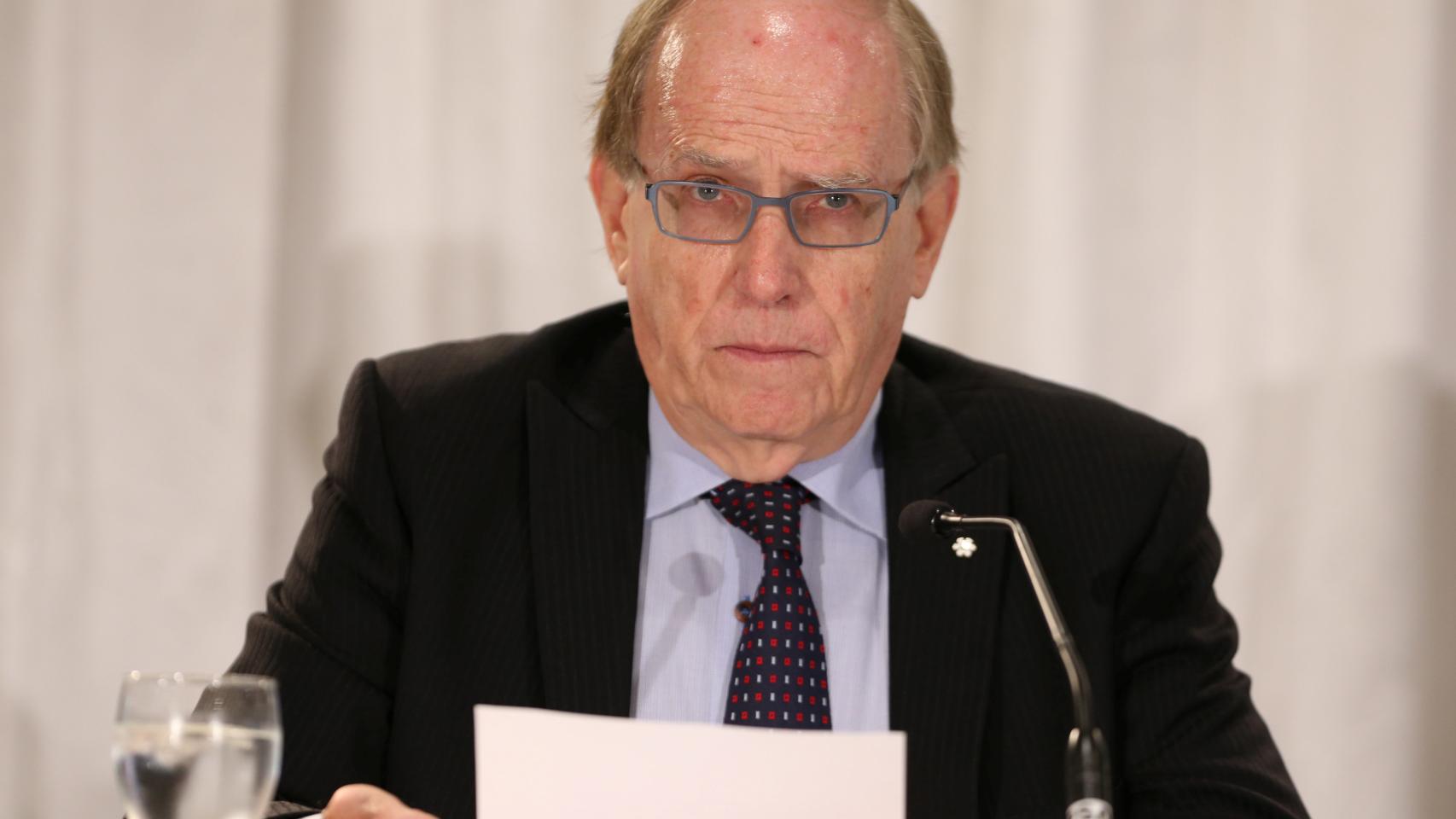 Richard McLaren leyendo el informe sobre el sistema de dopaje ruso