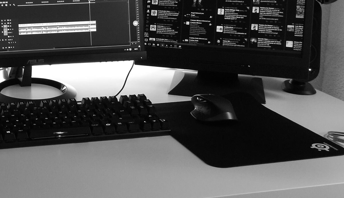 escritorio-raton-teclado-alfombrilla-montitores-premiere-twitter
