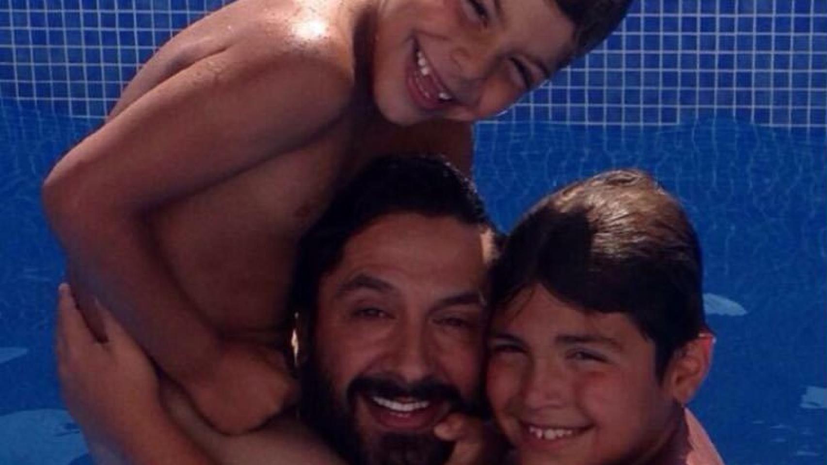 Rafael Amargo el verano de 2015 con sus hijos.