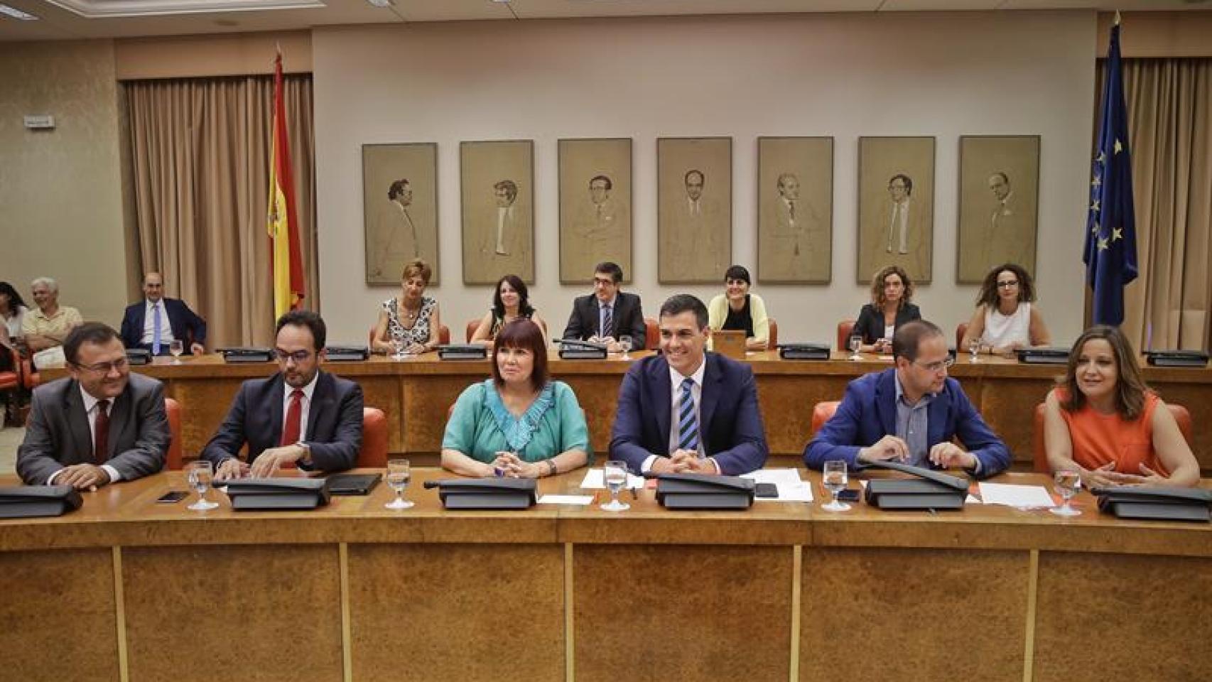 Pedro Sánchez, durante la reunión de los grupos parlamentarios socialistas en el Congreso.