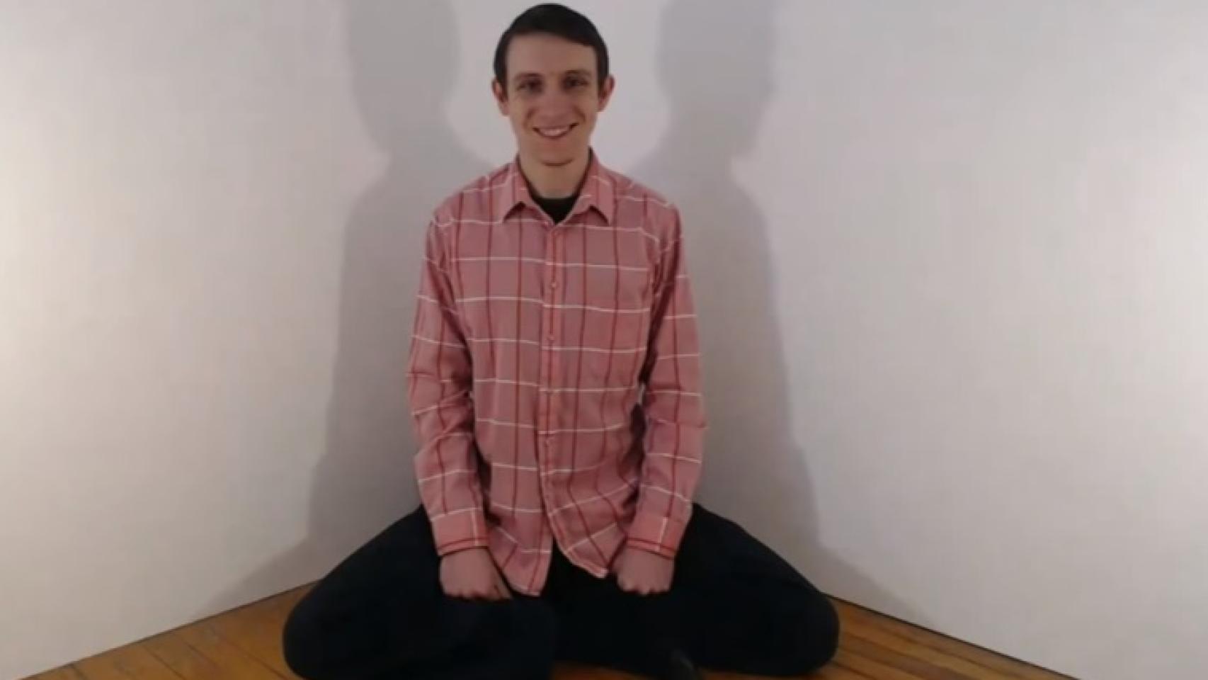 Benjamin Bennett, en uno de los 221 vídeos en los que pasa cuatro horas sonriendo.