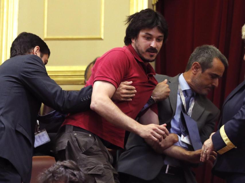 El hombre desalojado del Congreso tras su protesta por el Alvia.