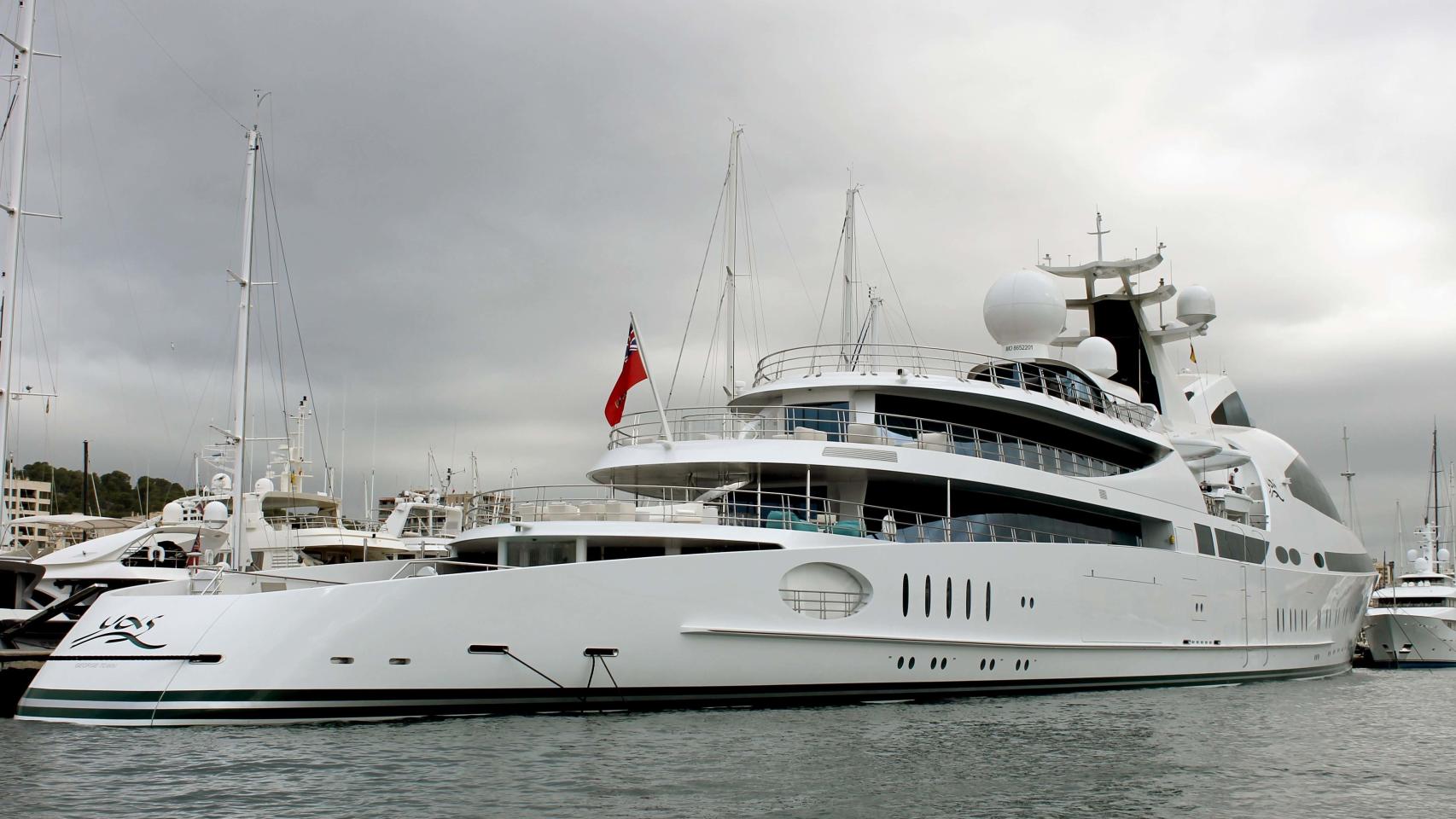 El Yas atracado en el Club de Mar de Palma