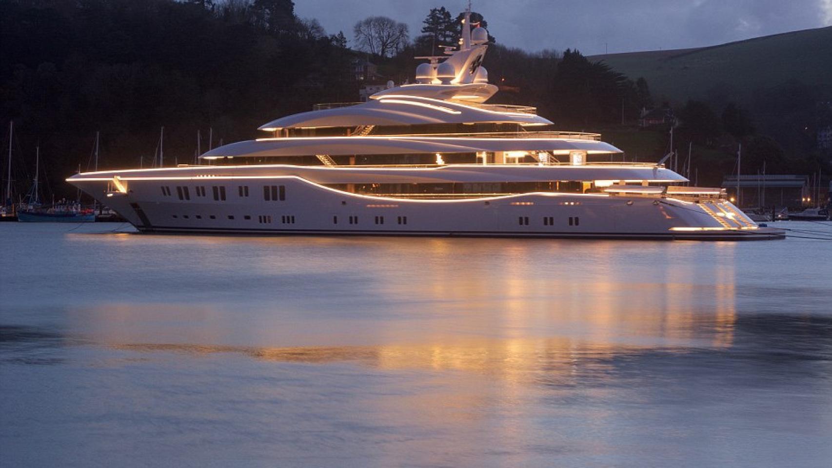 Vista nocturna del My Lady Lara iluminado