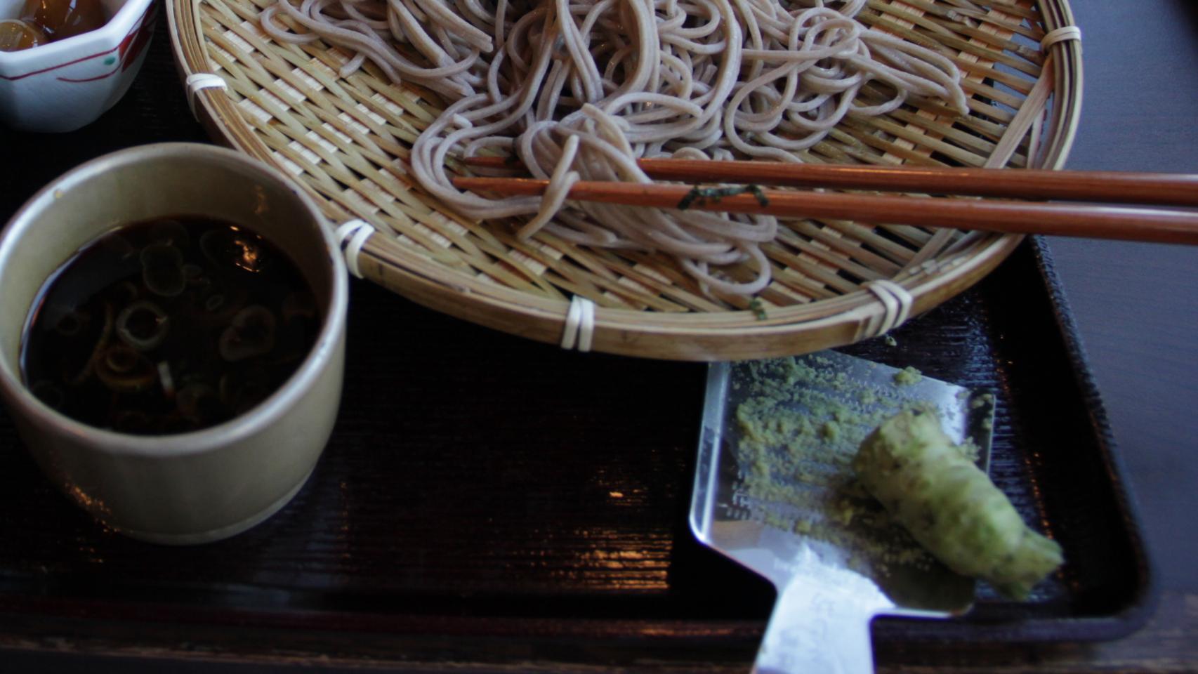 Abajo, a la derecha, auténtico wasabi recién rallado.