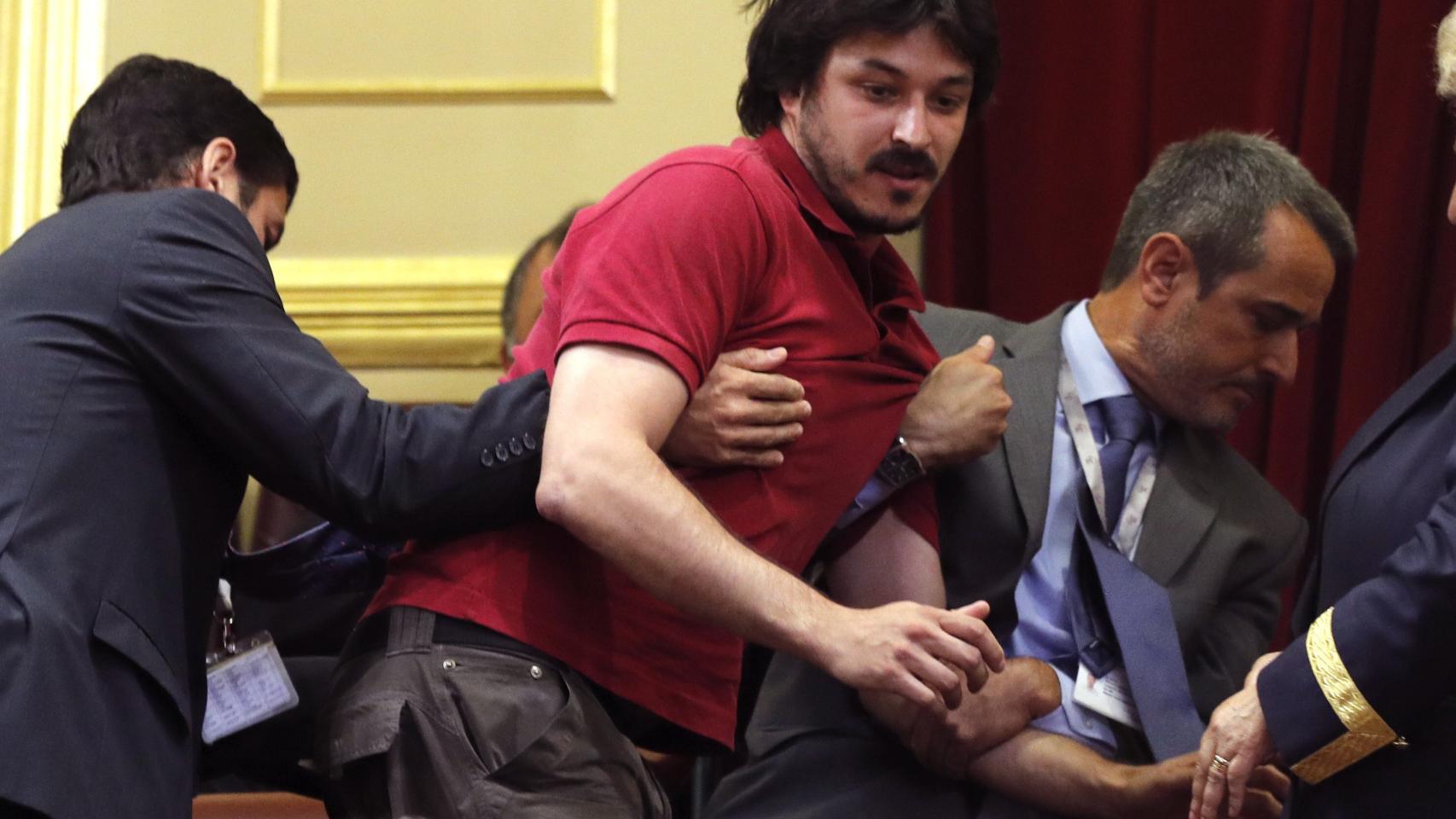 El hombre desalojado del Congreso tras su protesta por el Alvia.