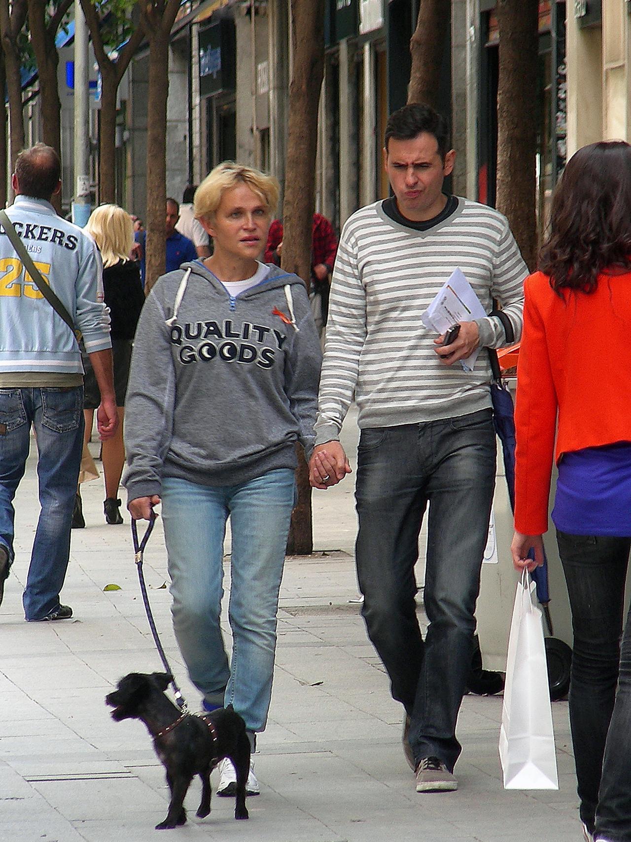 Antonia San Juan paseando a su mascota.