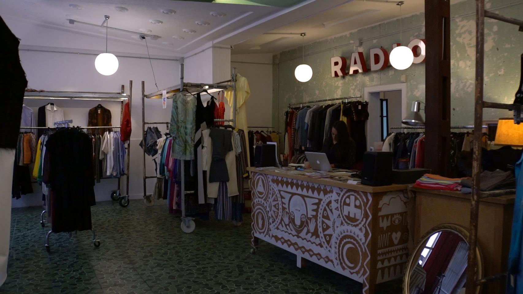 Se encuentra desde ropa de jóvenes creadores hasta diseñadores de renombre.