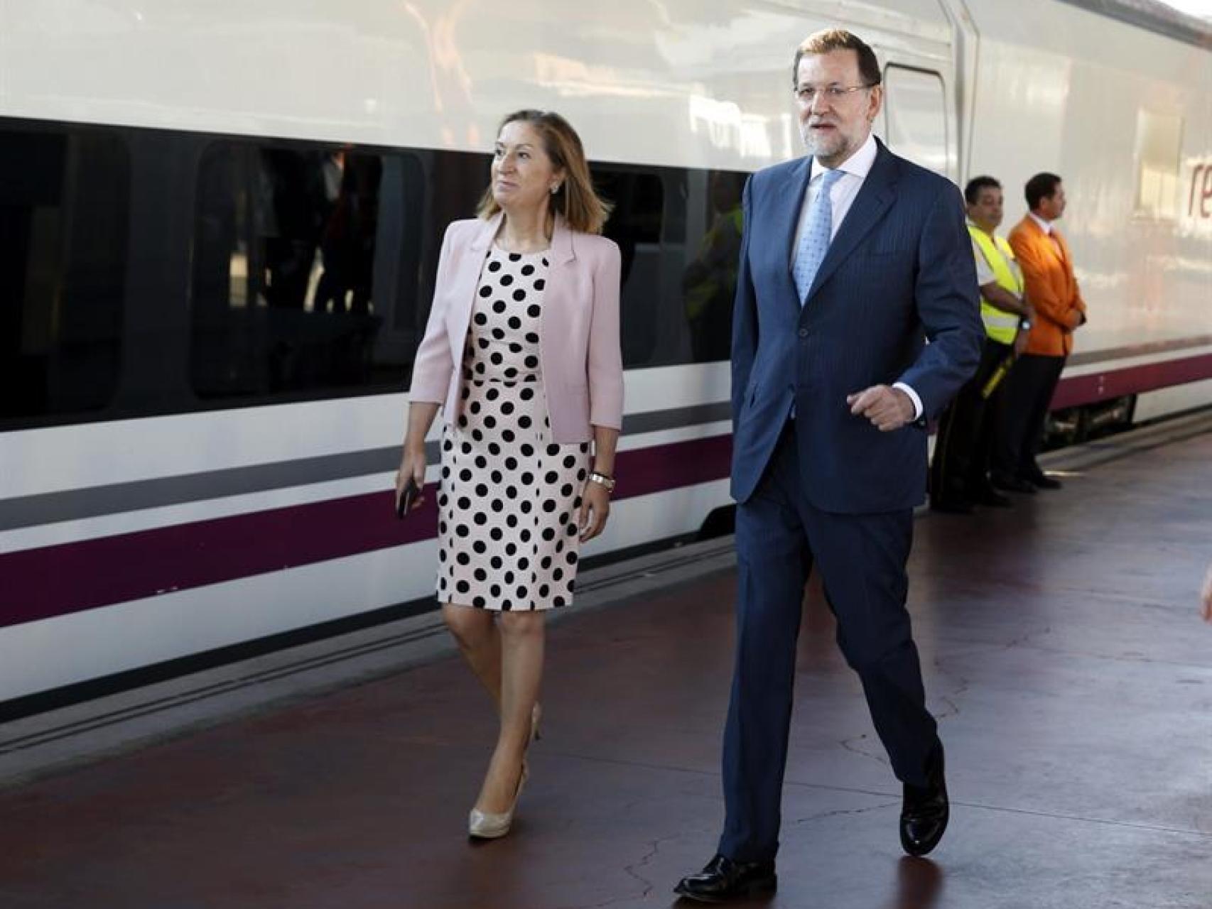 Ana Pastor, junto a Mariano Rajoy, con el vestido que utiliza para los actos importantes.