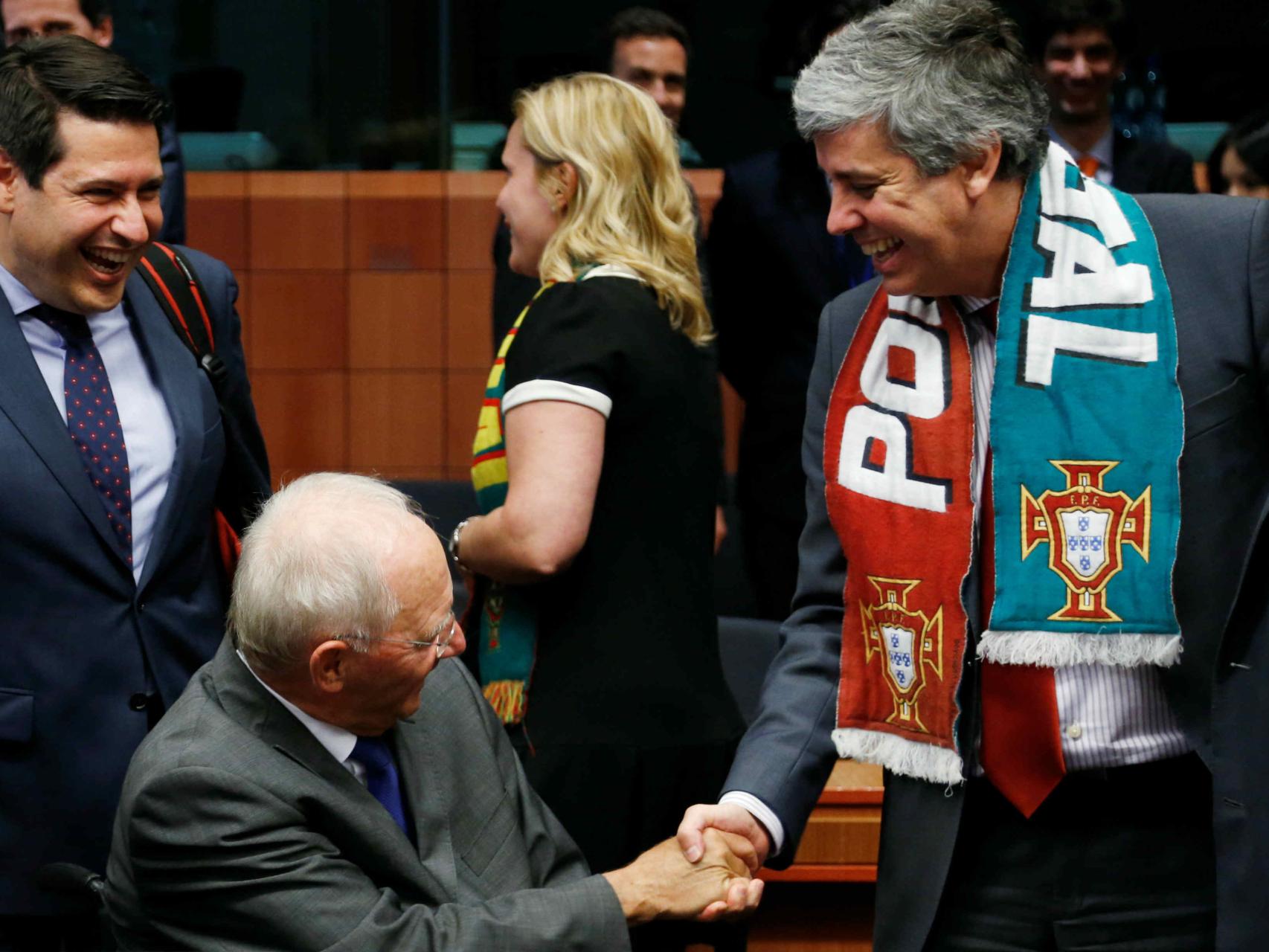 El ministro de finanzas portugués, Mário Centeno y su homólogo alemán, Wolfgang Schaüble