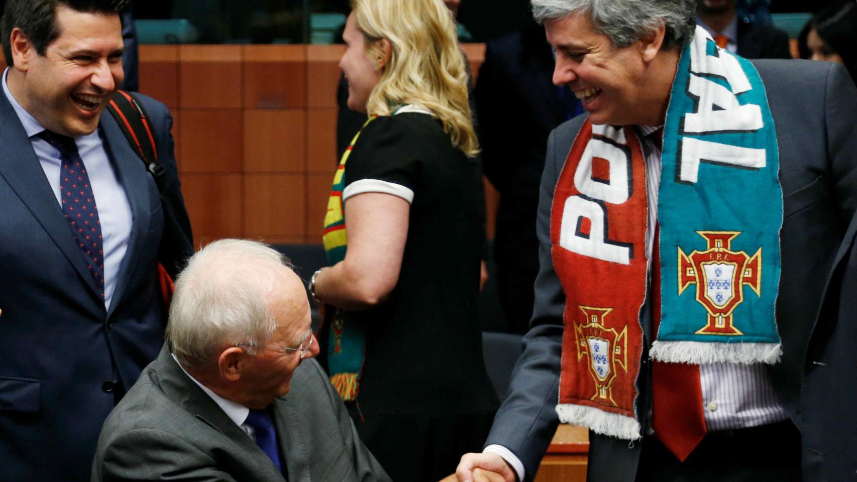 Mário Centeno saluda a su homólogo alemán Wolfgang Schaüble.