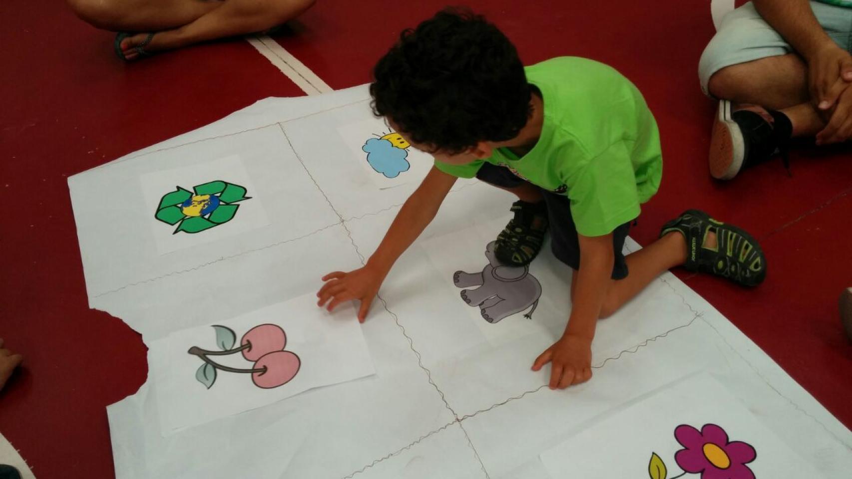 Héctor se comunica con sus familiares a través de sonidos y pictogramas