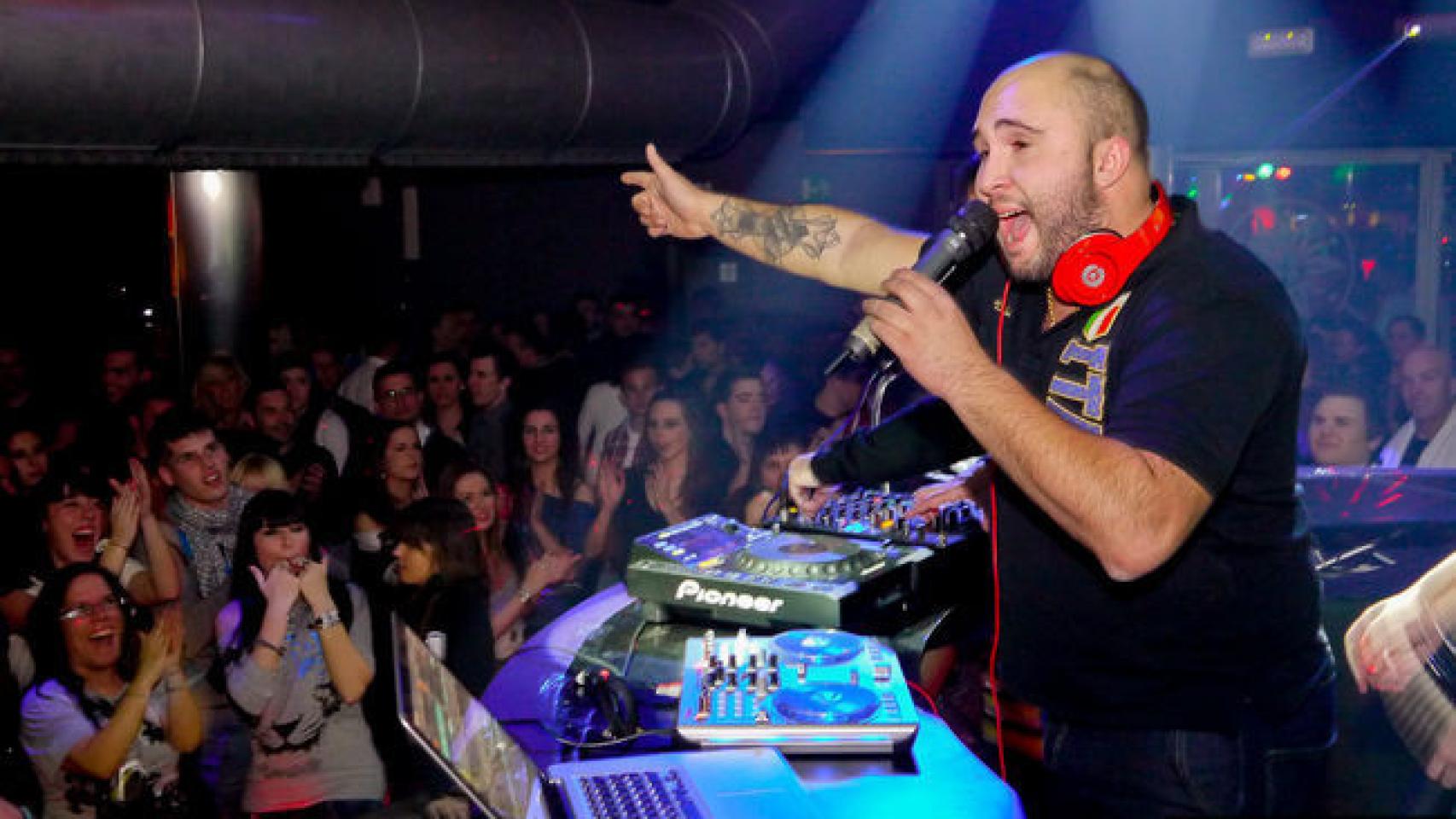 Kiko Rivera pinchando en una discoteca