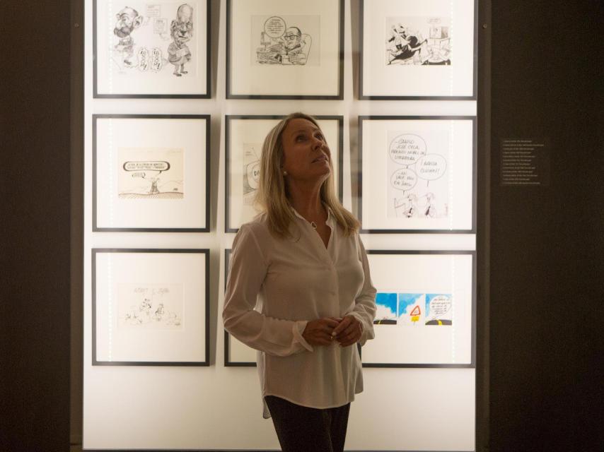 Castaño se detiene ante uno de los cuadros que forman parte de la muestra.