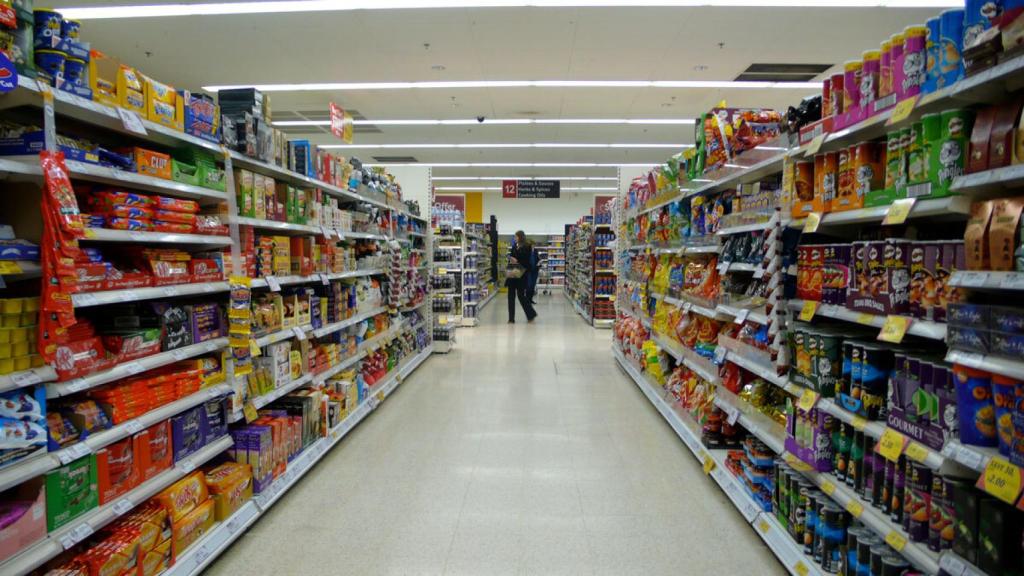 Varios productos envasados en un supermercado