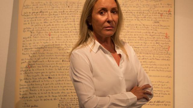 Marina Castaño, junto a uno de los manuscritos de la exposición.