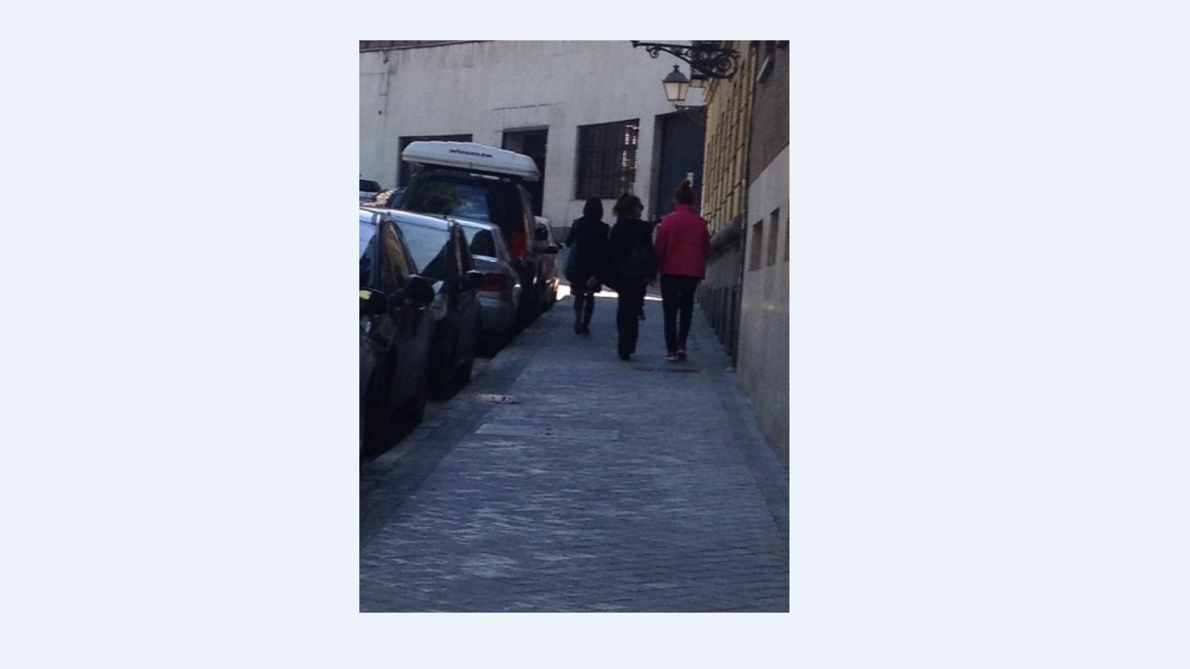 Mila (derecha) junto a una ucraniana que participaba en los bukakes , a la salida del piso donde se grababa.