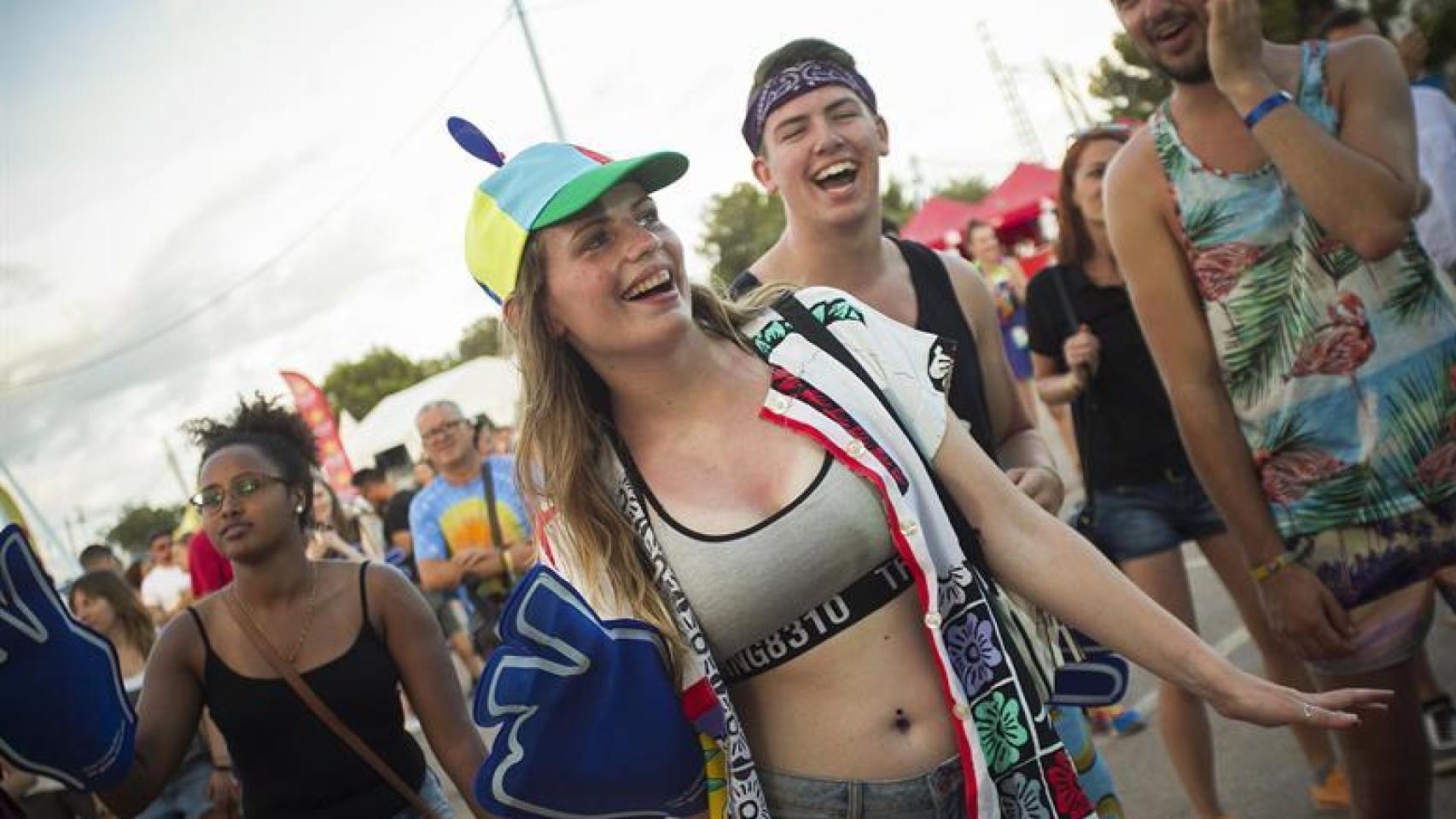 Aficionados a la música pasean por el FIB.