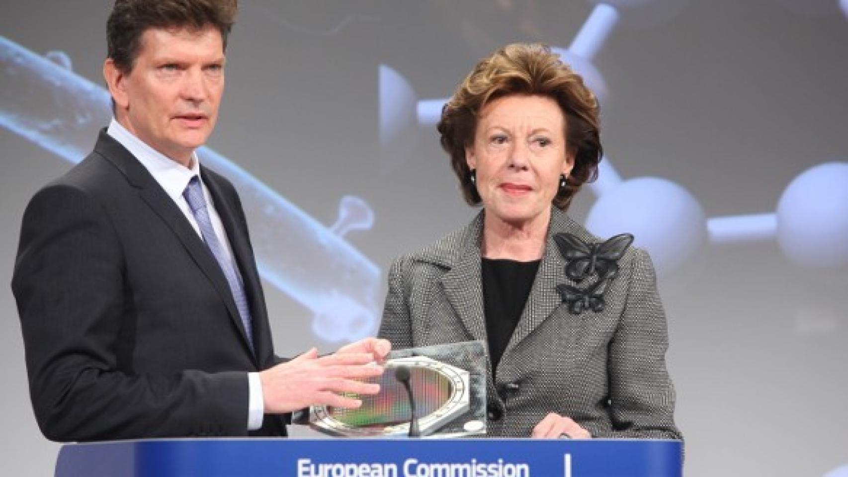 Henry Markram y la comisaria Neelie Kroes.