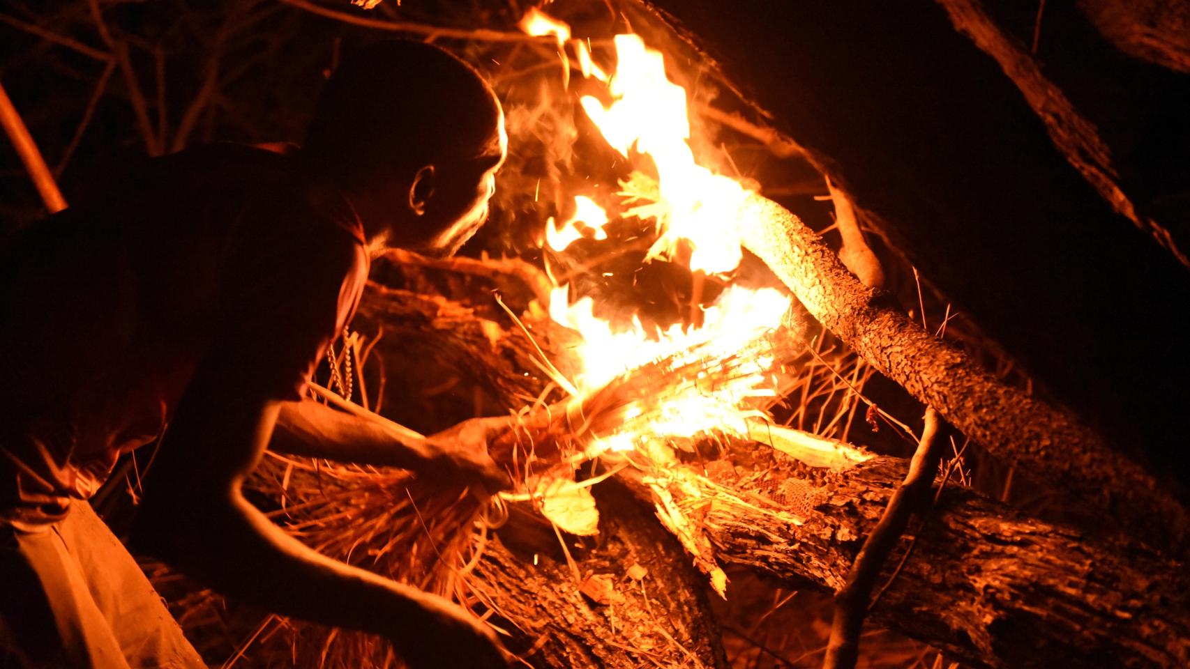 Un hombre ante un fuego como parte del proceso de colaboración