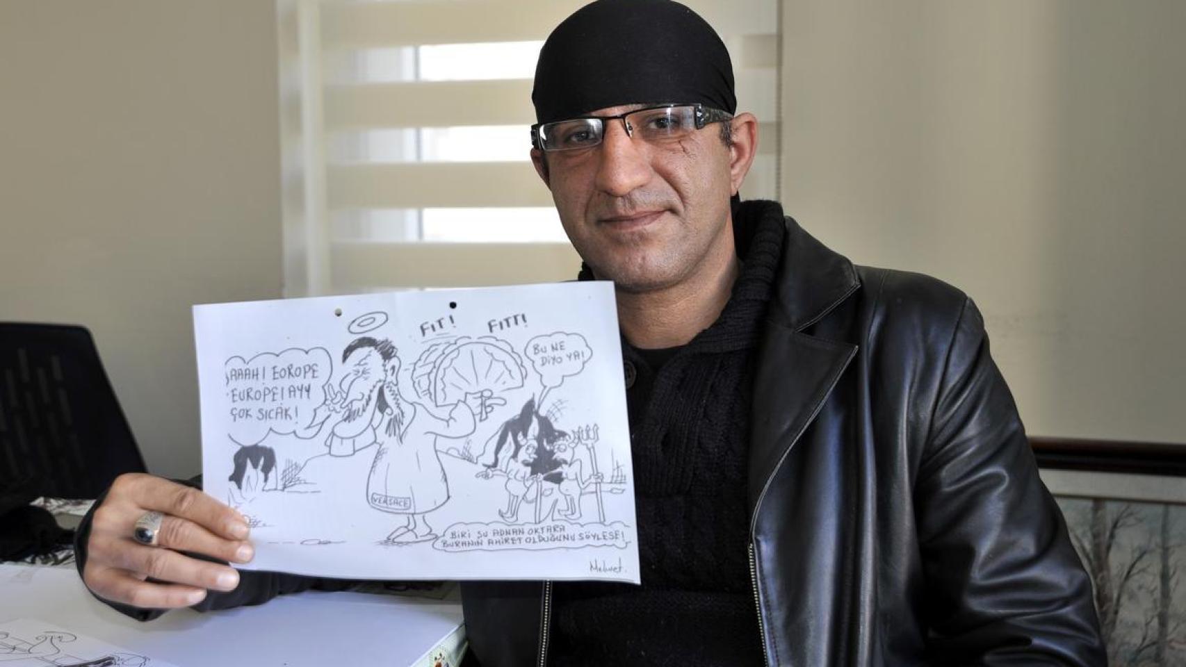 Mehmet Duzenli muestra a cámara uno de los dibujos por los que ha sido enjuiciado.