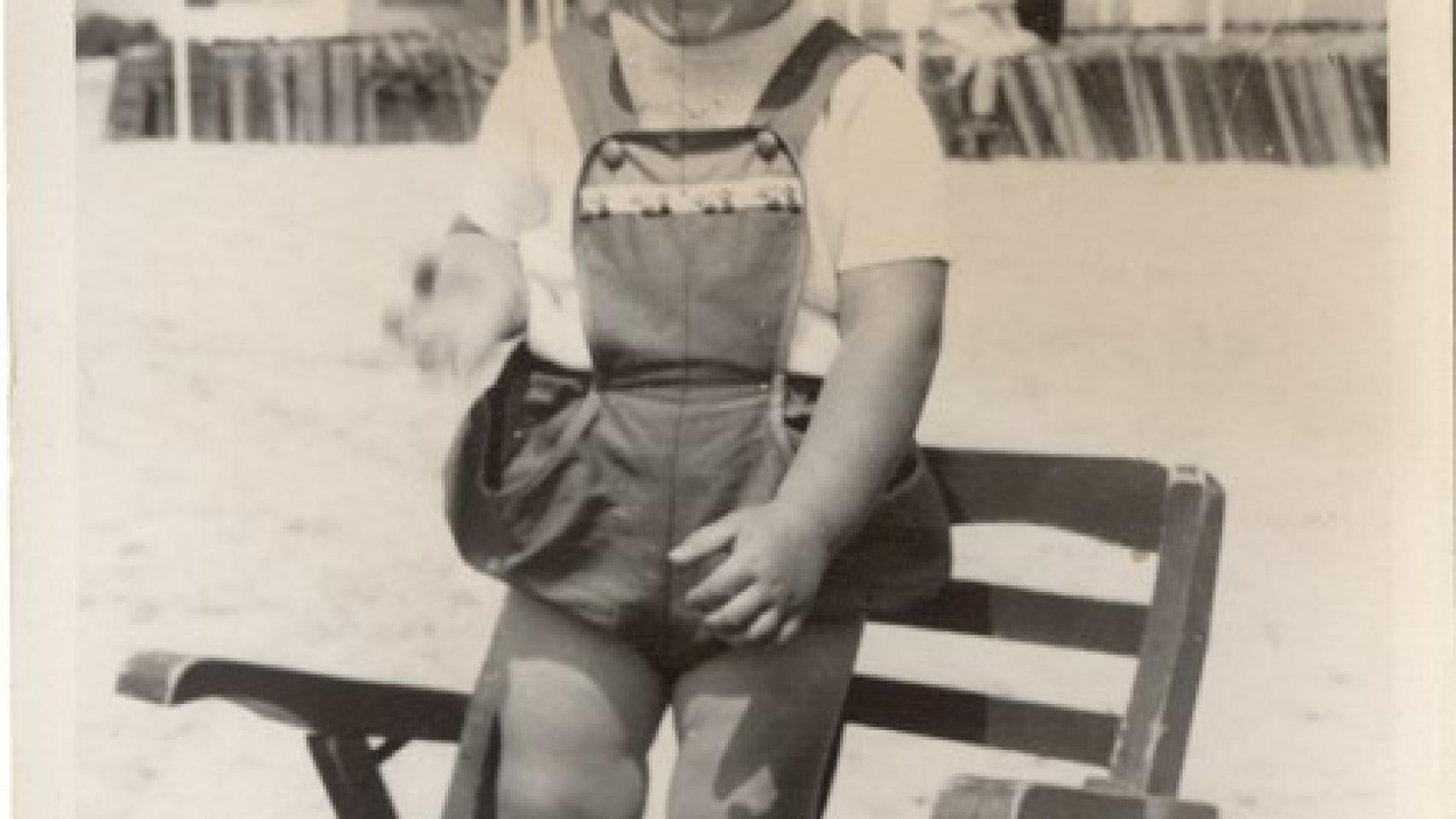 Cristina López Schlichting de niña en la playa
