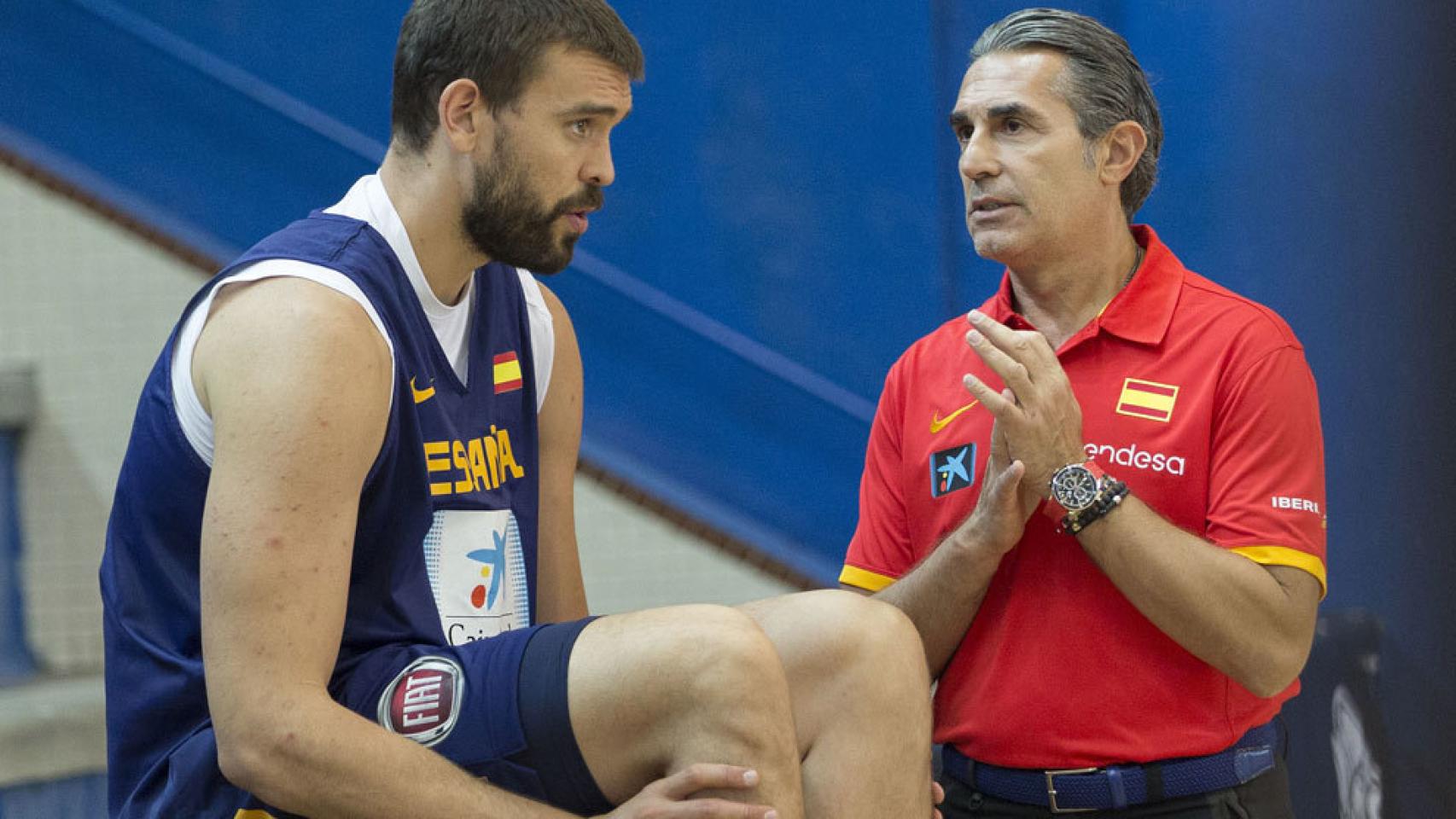 Marc Gasol, junto a Sergio Scariolo, durante la concentración de la selección