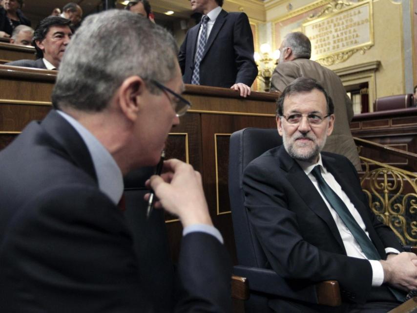 Rajoy conversa en el Congreso con Ruiz-Gallardón cuando éste era ministro de Justicia
